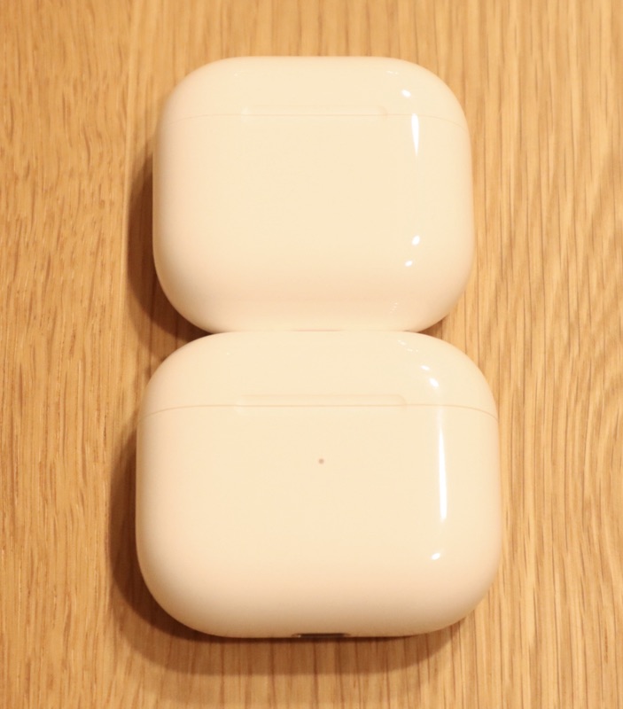 AirPods4とAirPods3のケース比較②の画像